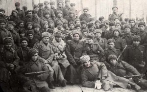 У разведчиков 48-й армии. В.Поляков (внизу), 1944 г.