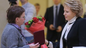 В.Матвиенко вручает награды