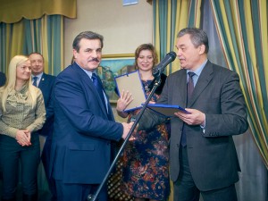 Виктор Черемухин (справа) вручает диплом СЖМ Николаю Терещуку.