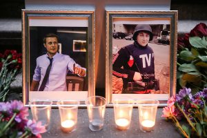 ITAR-TASS: MOSCOW, RUSSIA. JUNE 17, 2014. People bring flowers and light up candles at the VGTRK building to pay tribute to journalist Igor Kornelyuk and sound engineer Anton Voloshin who were killed in a mortar attack near the city of Lugansk, eastern Ukraine on June 17, 2014. (Photo ITAR-TASS/ Mikhail Pochuyev) –†–Њ—Б—Б–Є—П. –Ь–Њ—Б–Ї–≤–∞. 18 –Є—О–љ—П. –¶–≤–µ—В—Л –Є —Б–≤–µ—З–Є —Г –Ј–і–∞–љ–Є—П –Т–У–Ґ–†–Ъ –≤ –њ–∞–Љ—П—В—М –Њ –њ–Њ–≥–Є–±—И–Є—Е –ґ—Г—А–љ–∞–ї–Є—Б—В–∞—Е –Т–У–Ґ–†–Ъ. –Ш–≥–Њ—А—М –Ъ–Њ—А–љ–µ–ї—О–Ї –Є –Р–љ—В–Њ–љ –Т–Њ–ї–Њ—И–Є–љ –њ–Њ–≥–Є–±–ї–Є –≤–Њ –≤—А–µ–Љ—П –Љ–Є–љ–Њ–Љ–µ—В–љ–Њ–≥–Њ –Њ–±—Б—В—А–µ–ї–∞ –њ–Њ–і –Ы—Г–≥–∞–љ—Б–Ї–Њ–Љ. –§–Њ—В–Њ –Ш–Ґ–Р–†-–Ґ–Р–°–°/ –Ь–Є—Е–∞–Є–ї –Я–Њ—З—Г–µ–≤