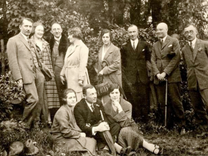 Стоят: первый слева – Е. Коновалец, второй справа – Р. Яри, сидит в центре Ю. Головинский. (Ориентировочно – 1922 год)