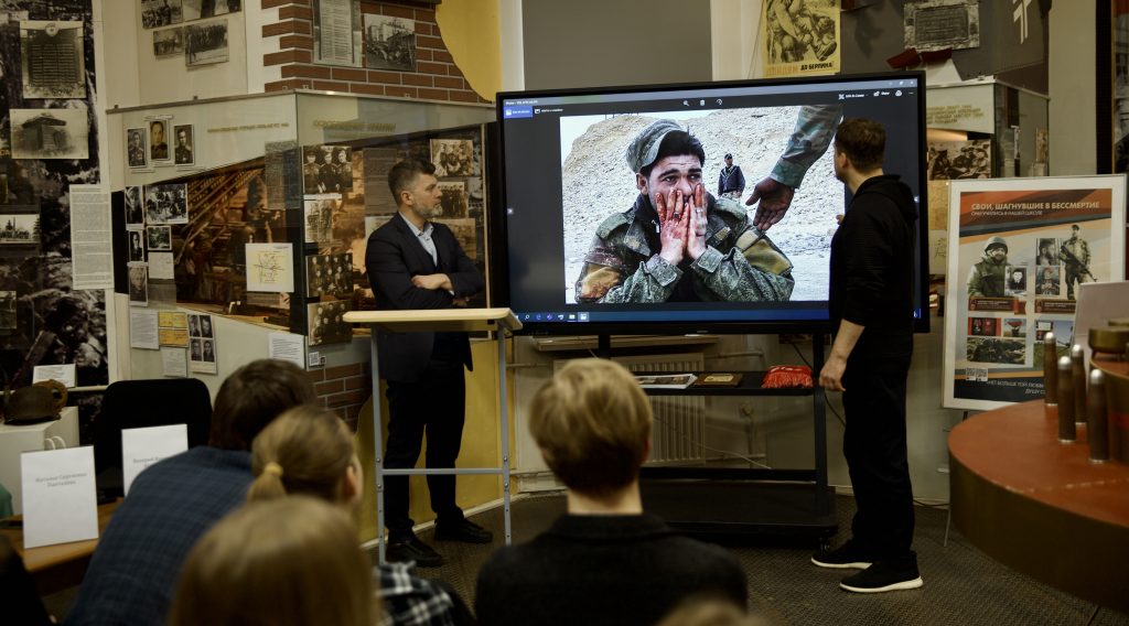 В Музее боевой славы школы «Марьина Роща имени В.Ф. Орлова» в рамках реализации проекта состоялась встреча учащихся медиа-класса с военными корреспондентами ТАСС и телеканала «Россия-24».