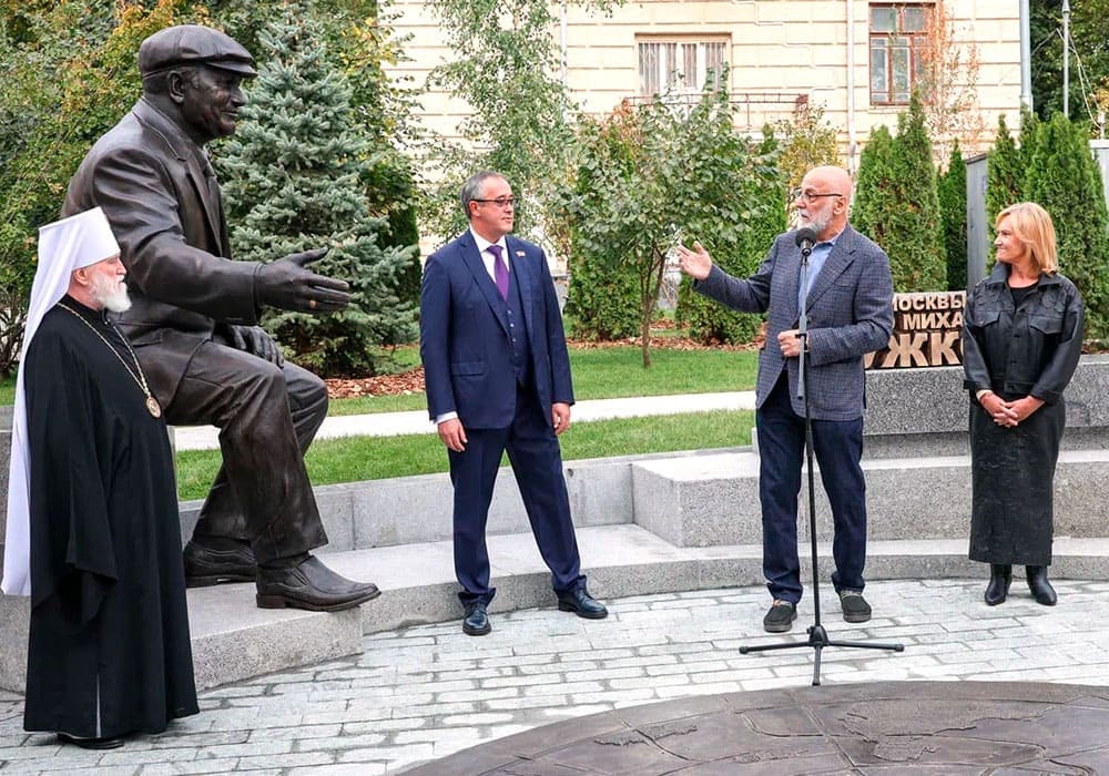 памятник лужкову